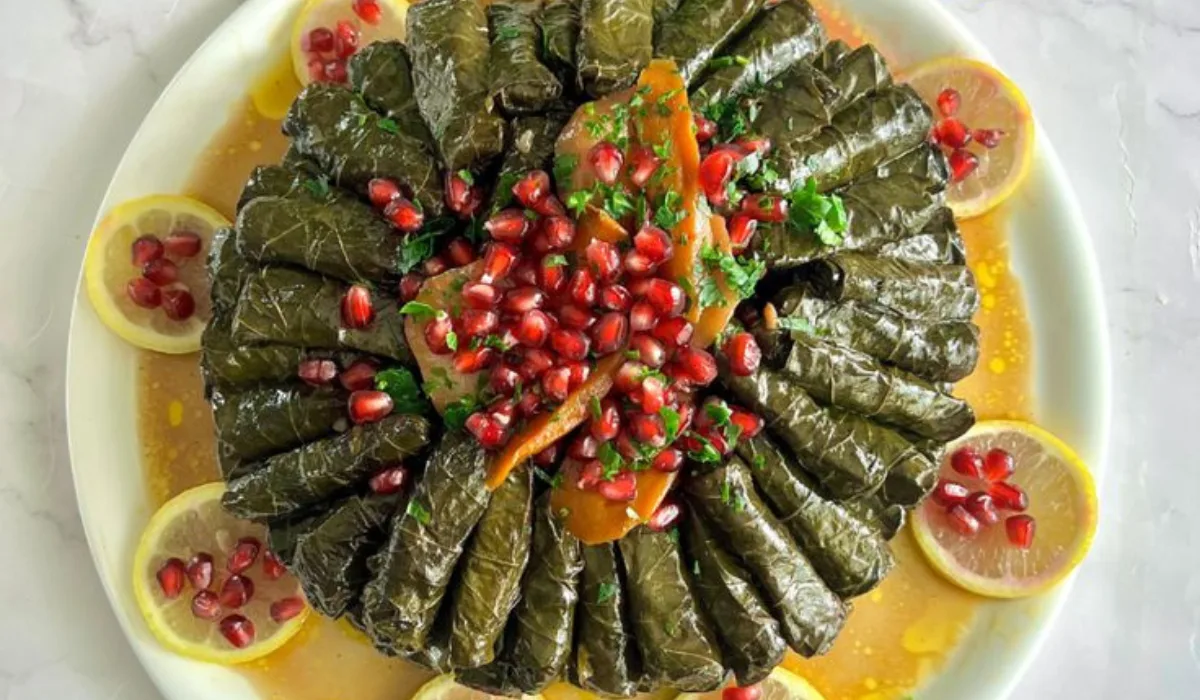 اليبرق والدولما وورق العنب.. أسماء مختلفة لطبقٍ واحد يجمعنا - Elle Gourmet