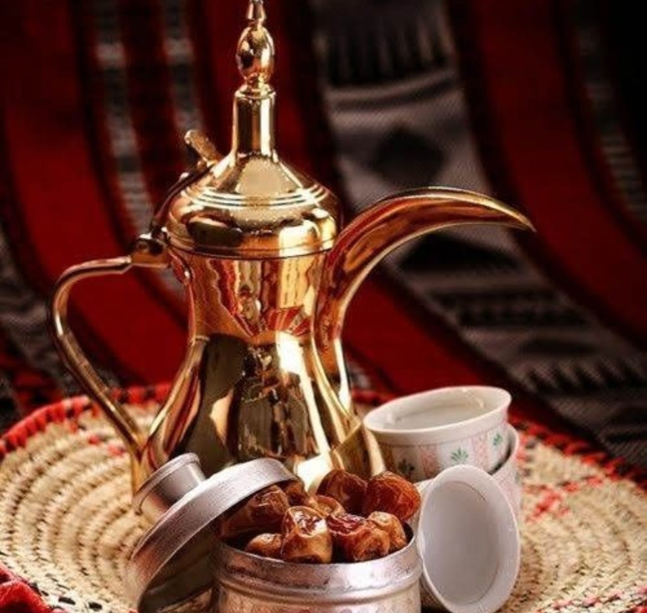 كيف وُلدت عادة القهوة والتمر في المجالس الخليجية؟ رحلة في التراث العربي