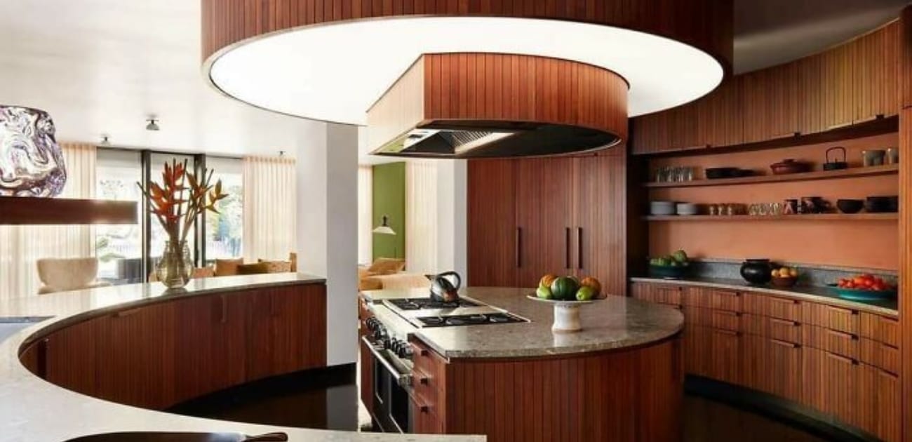 اختاري تصميم مطبخ بخزائن منحنية لتمنحي مساحتك لمسة ناعمة ومترفة