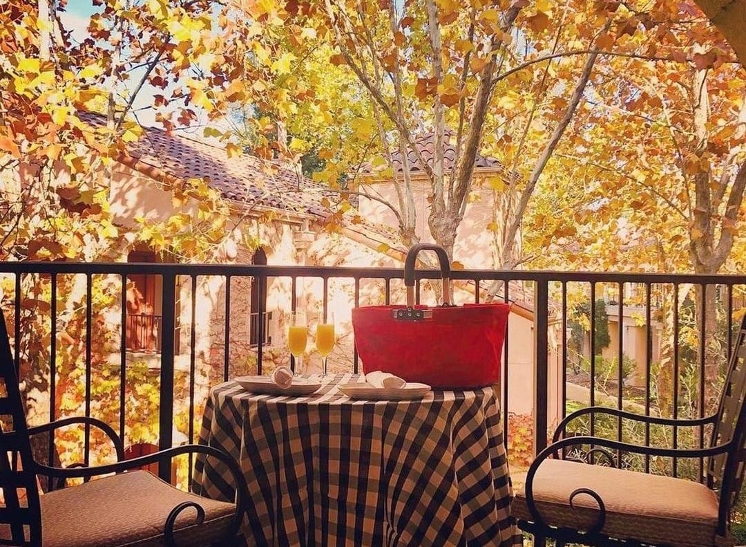 ترف المذاق الخريفي في منازل تغمرها الألوان الذهبية