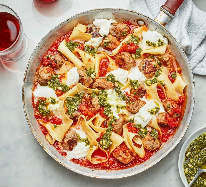 لازانيا مع كرات اللحم والصلصة الحارة