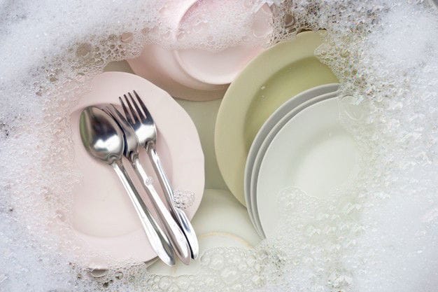 دليلك إلى كيفية تنظيف أدوات المطبخ بفعالية