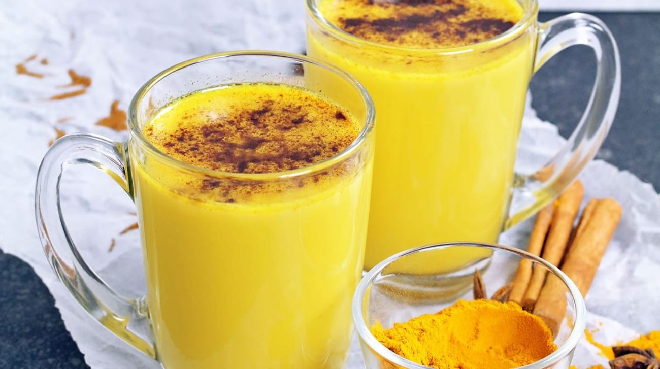 فوائد وطريقة تحضير حليب الكركم الذهبي لتعزيز المناعة