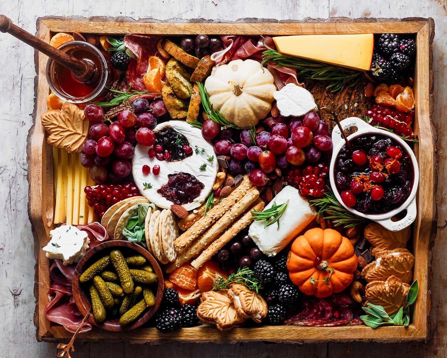 قائمة ضيافة خريفية: مشروبات دافئة ومقبلات غنية بالألوان 