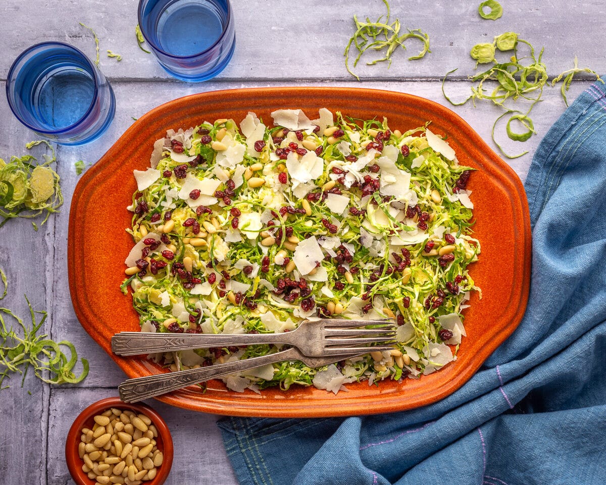 سلطة كرنب بروكسل بالبارميزان والصنوبر والتوت البري