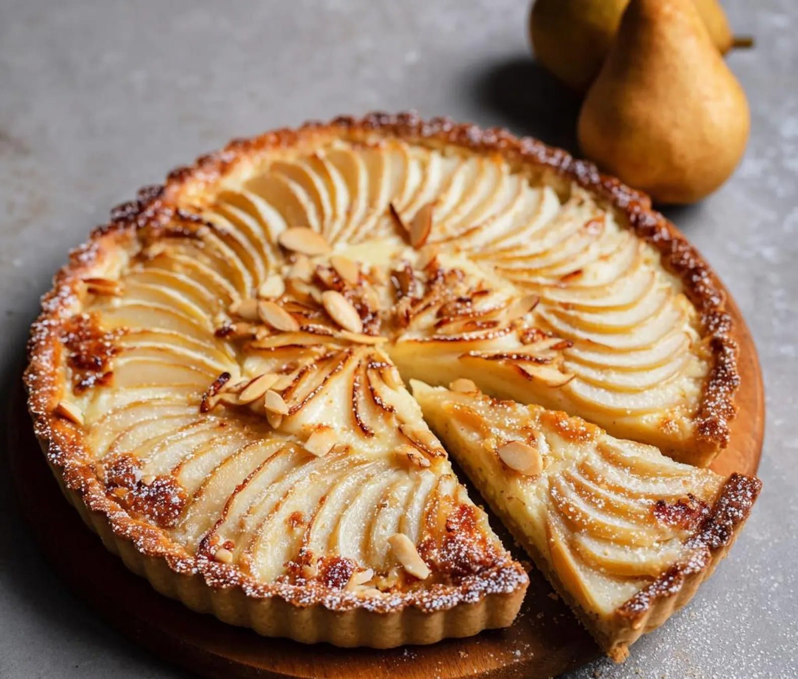 فطيرة الكمثرى بالعسل والقرفة: حلوى الخريف المفضّلة