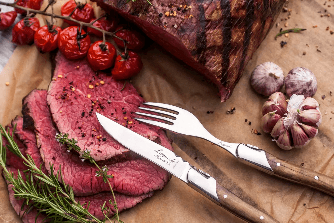 أهمية طقم السكاكين الخشبي لتقديم اللحوم المشوية في عزائم الأعياد