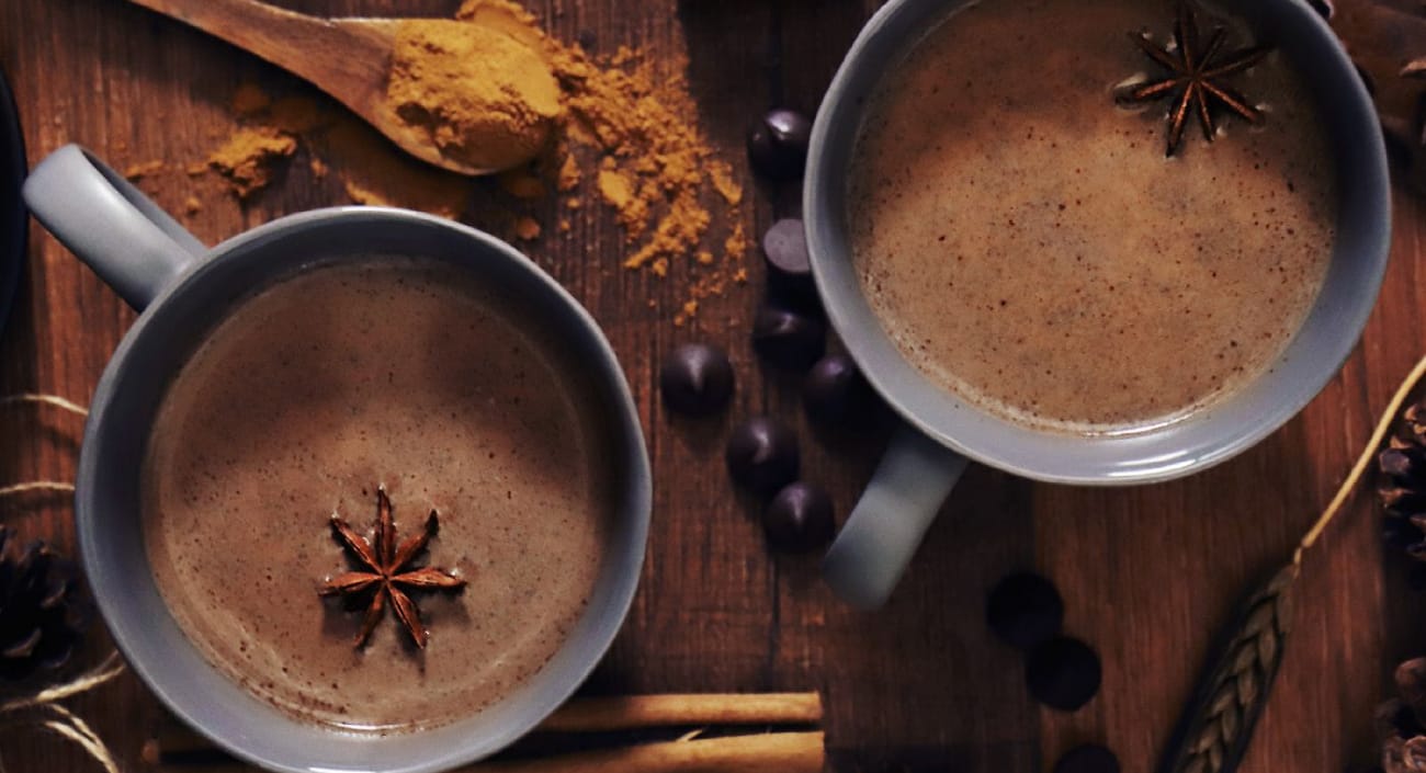 مشروبات ساخنة بدون كافيين لموسم الأعياد بطعم فاخر بخطوات بسيطة