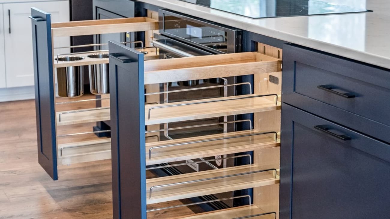 تعرّفي كيف تعطيك وحدات تخزين السحب العمودية مساحة إضافية في المطبخ بلا جهد