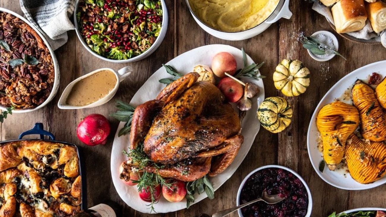 تاريخ المأكولات الاحتفالية: رسم مسار الطقوس التي غيّرت معنى التجمعات الأسرية
