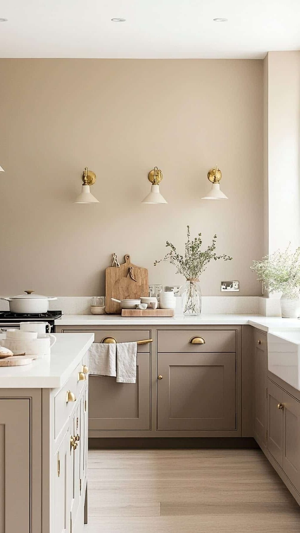 مطابخ بألوان محايدة عصرية تعيد تعريف الأناقة الهادئة