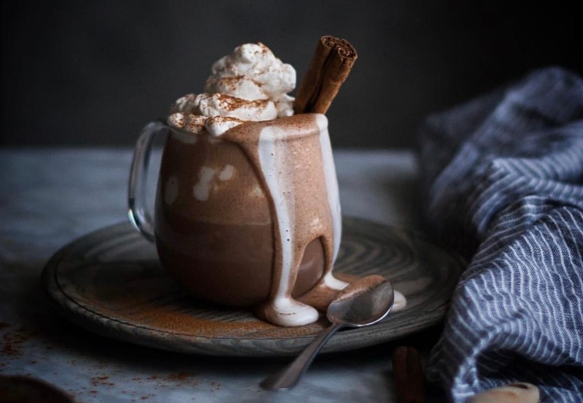 سرّ تحضير مشروب الموكا الداكن في المنزل بنكهة غنية