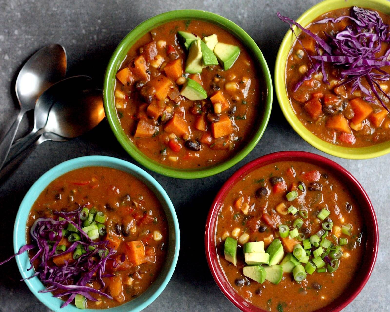 طاجن البطاطا الحلوة والفاصوليا السوداء على الطريقة المكسيكية