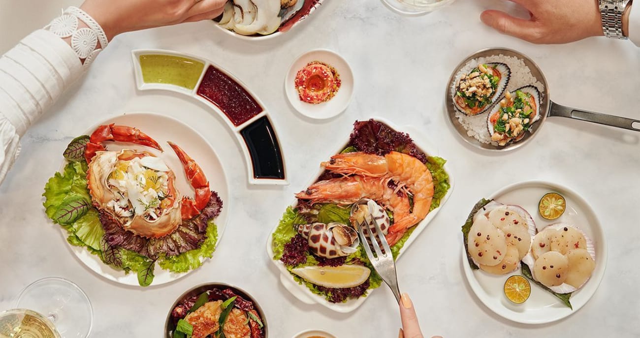 مطاعم مأكولات بحرية طازجة في قطر.. تجربة لا تُفوَّت لعشّاق النكهة