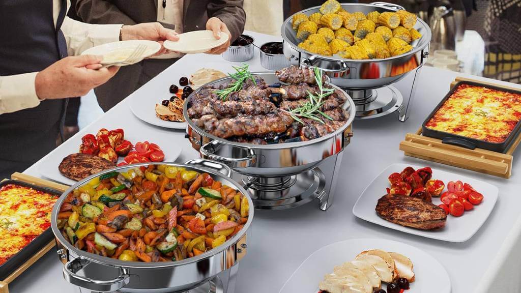 أوانٍ تحتفظ بالحرارة لتقديم الطعام ساخنًا طوال السهرة