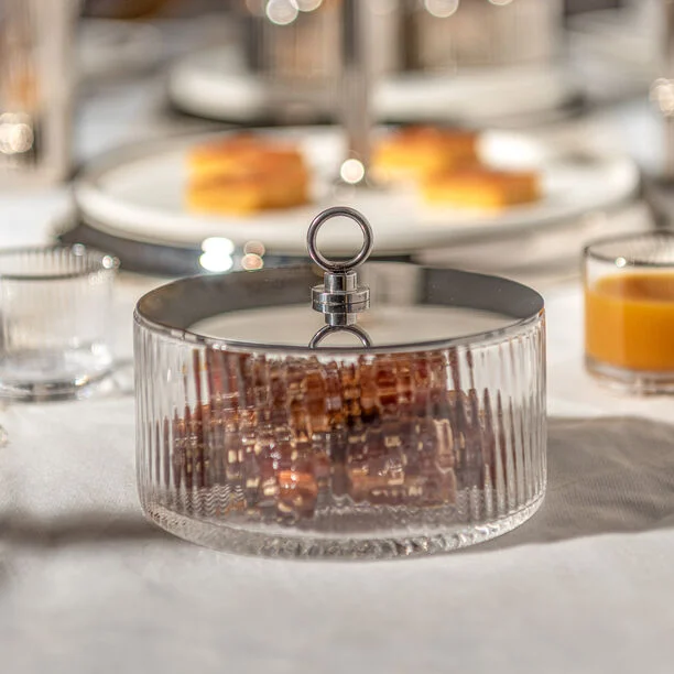 دمج الفضة والكريستال في ضيافة التمور الفاخرة