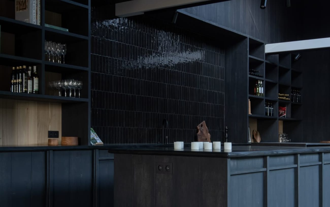 أسرار المصممين في تنسيق خزائن مطبخ من الخشب المحروق بأسلوب فاخر