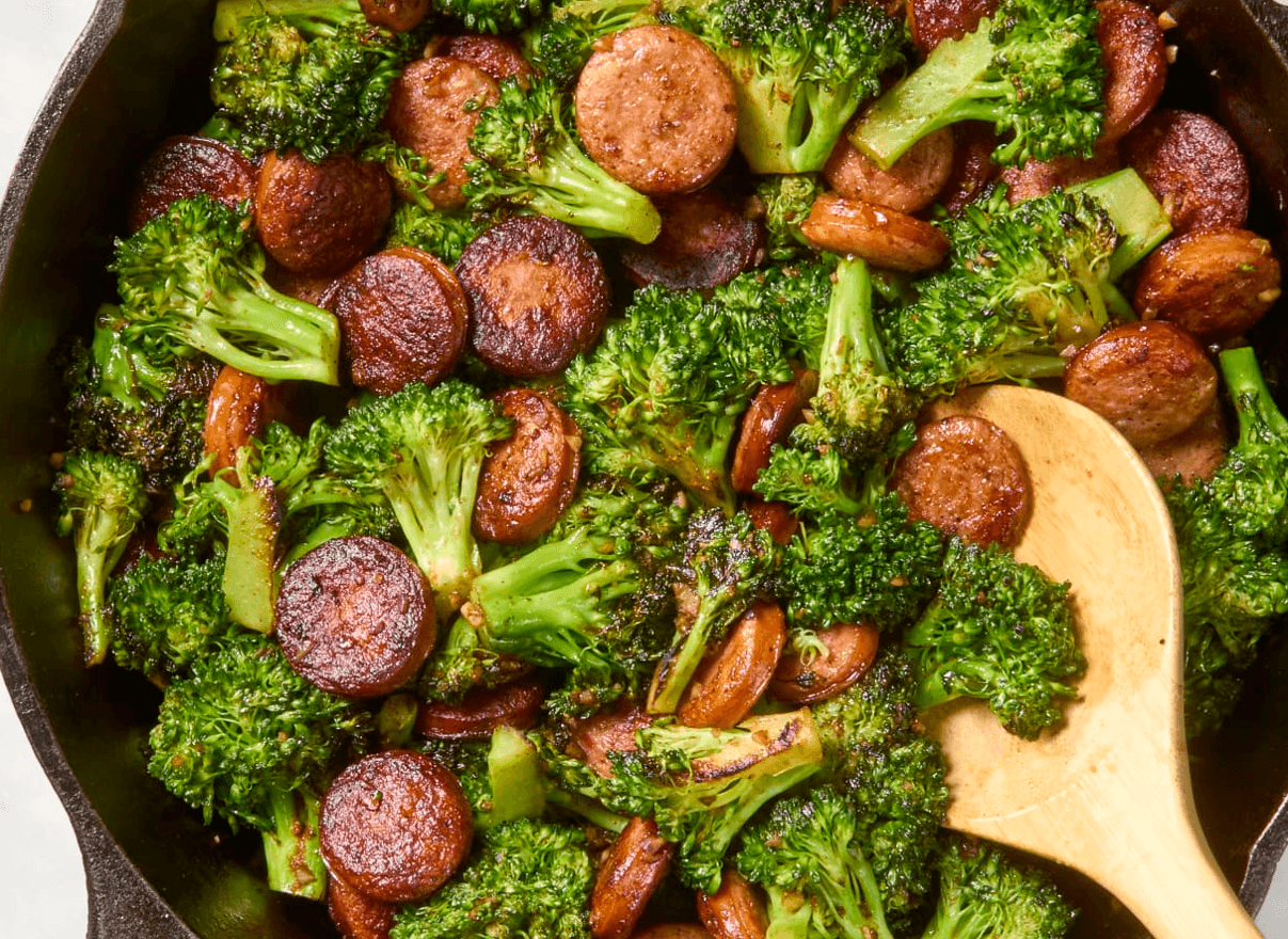 بروكلي مع السجق الإيطالي والأعشاب العطرية