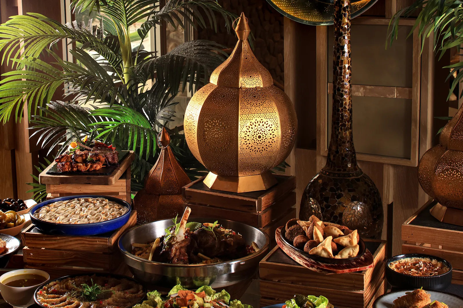 دمج الإكسسوارات الرمضانية في بوفيه الضيافة بذكاء وأناقة