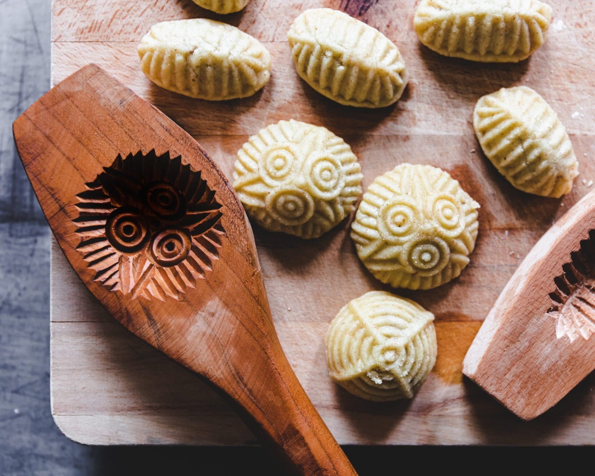 قوالب معمول العيد المحفورة يدوياً: تحف فنية من خشب الجوز