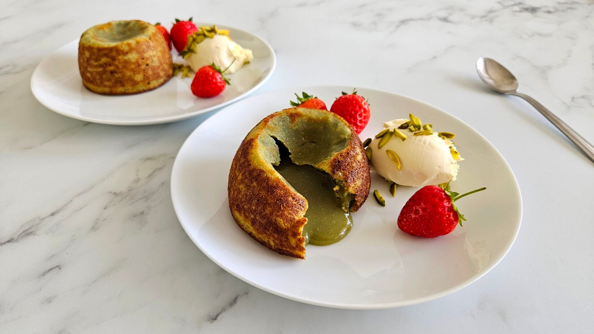 كيك لافا بالشوكولاتة الغنية ونكهة الفستق