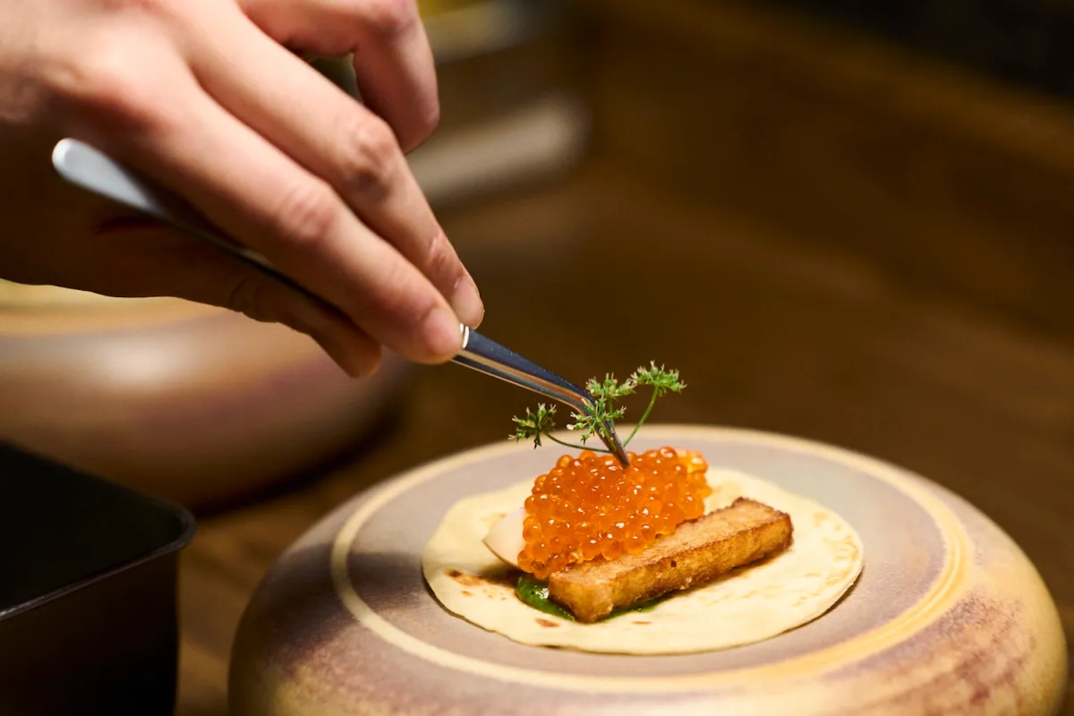 رحلة في عالم المكوّن الواحد… كيف يصنع الطهاة رفاهية من البساطة؟