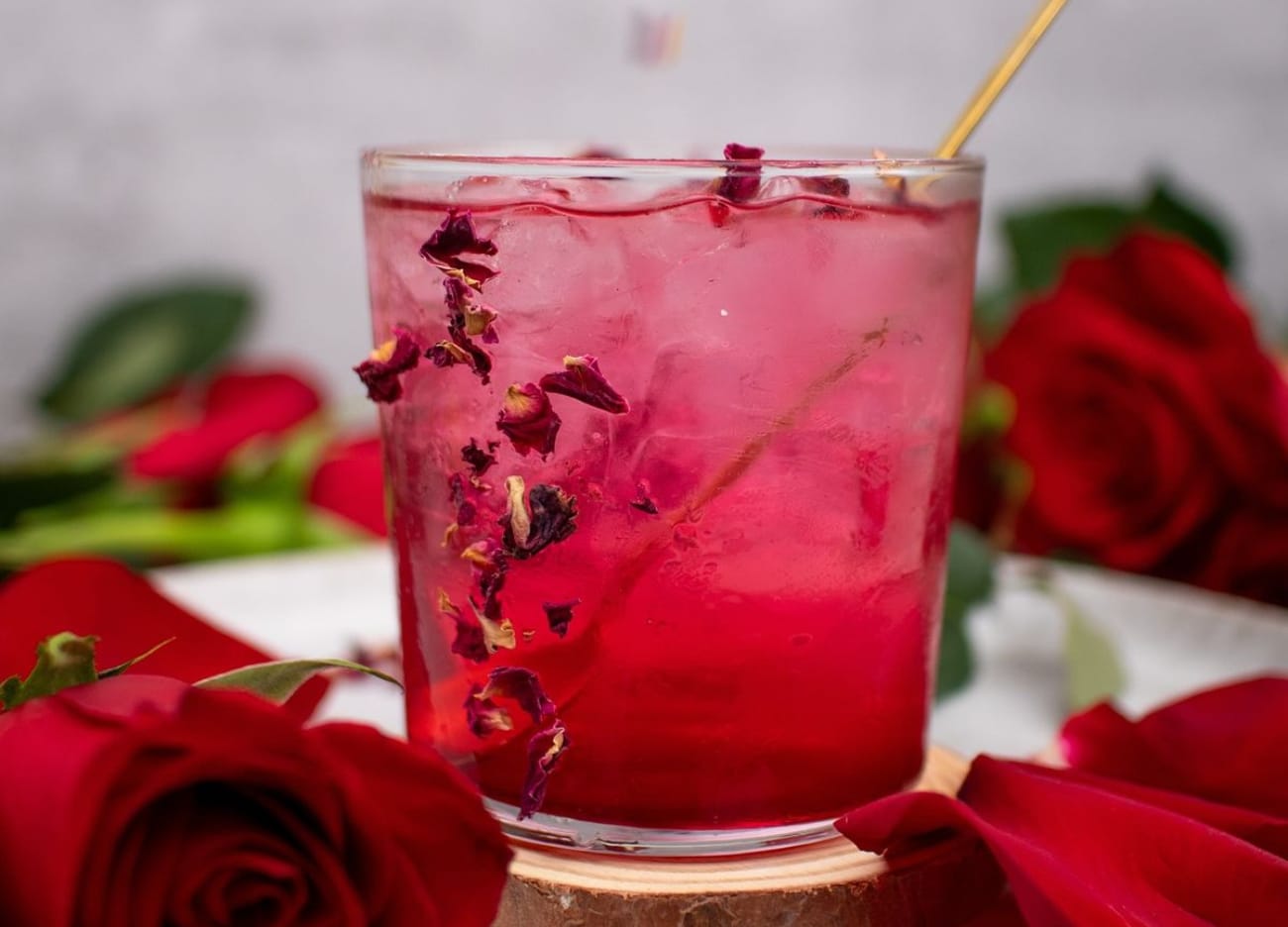سر النكهة المركزة يبدأ من طريقة عمل شراب الورد المنزلي الصحيحة