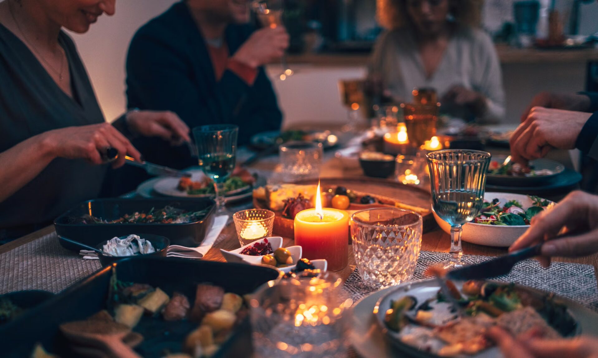 الرفاهية البطيئة: لماذا يستحق العشاء ثلاث ساعات من وقتك؟