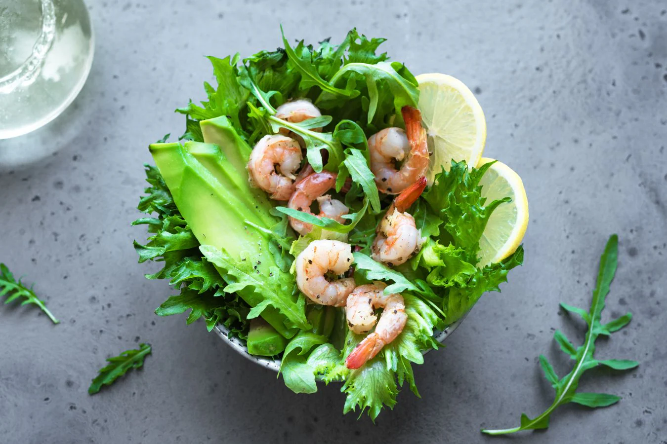 سلطة الأفوكادو بالروبيان وانتعاش لا مثيل له