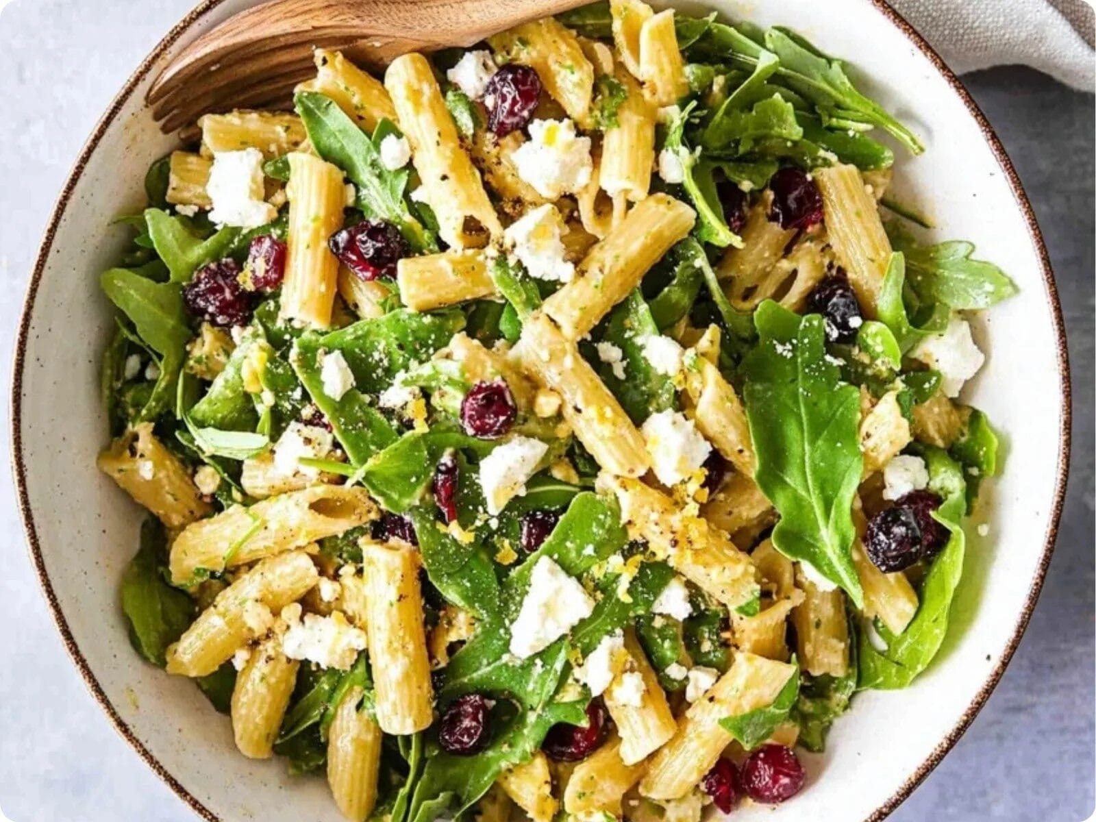 سلطة ريجاتوني بالفيتا والتوت البري