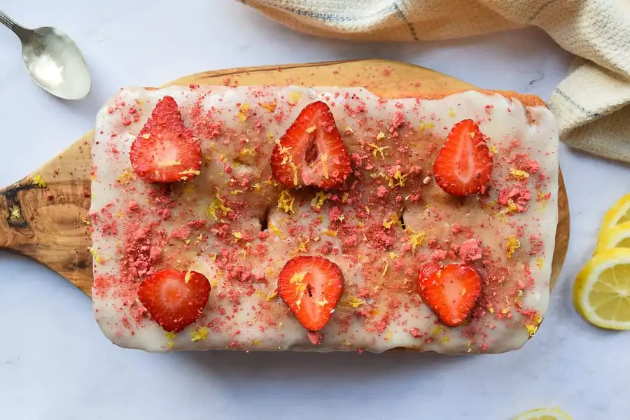 تناغم الفراولة والليمون مع الأعشاب العطرية في كيكة الربيع