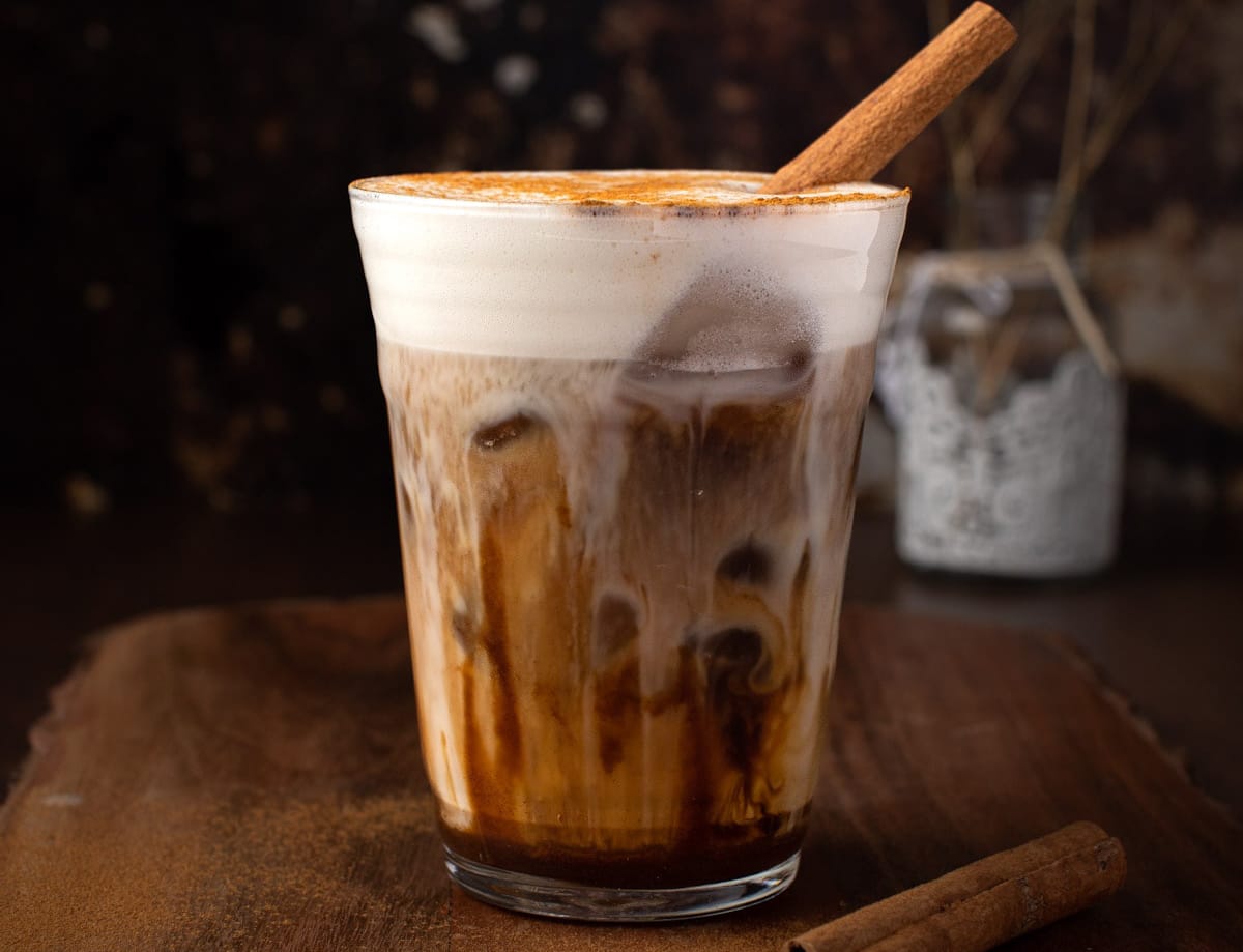 Iced Maple Latte: مشروبكِ المثالي للموسم الانتقالي!