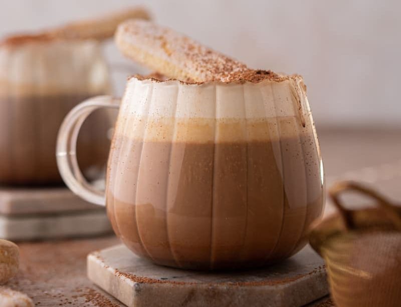 Tiramisu Cloud Latte: قهوة كريمية لعشاق التيراميسو!