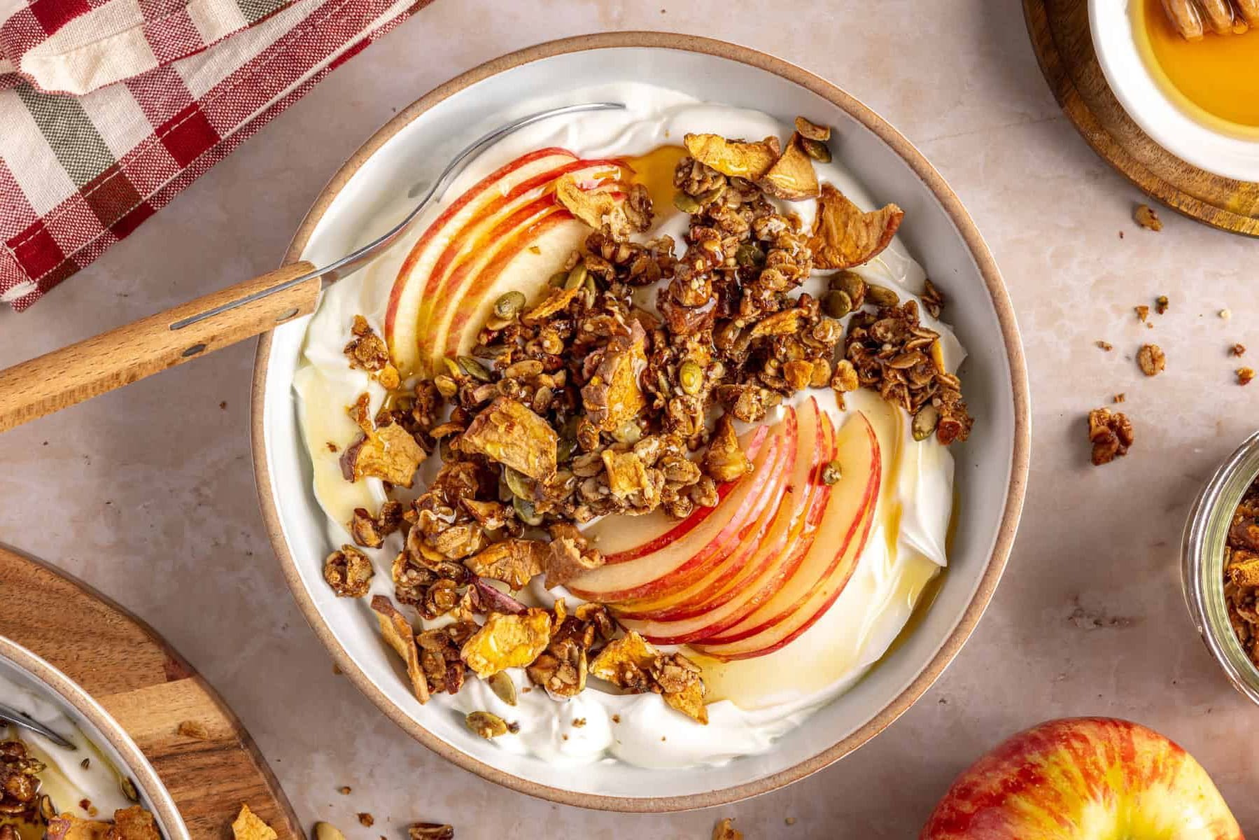 جرّبي Apple Pie Yogurt Bowl لفطور سهل التحضير وعالي البروتين