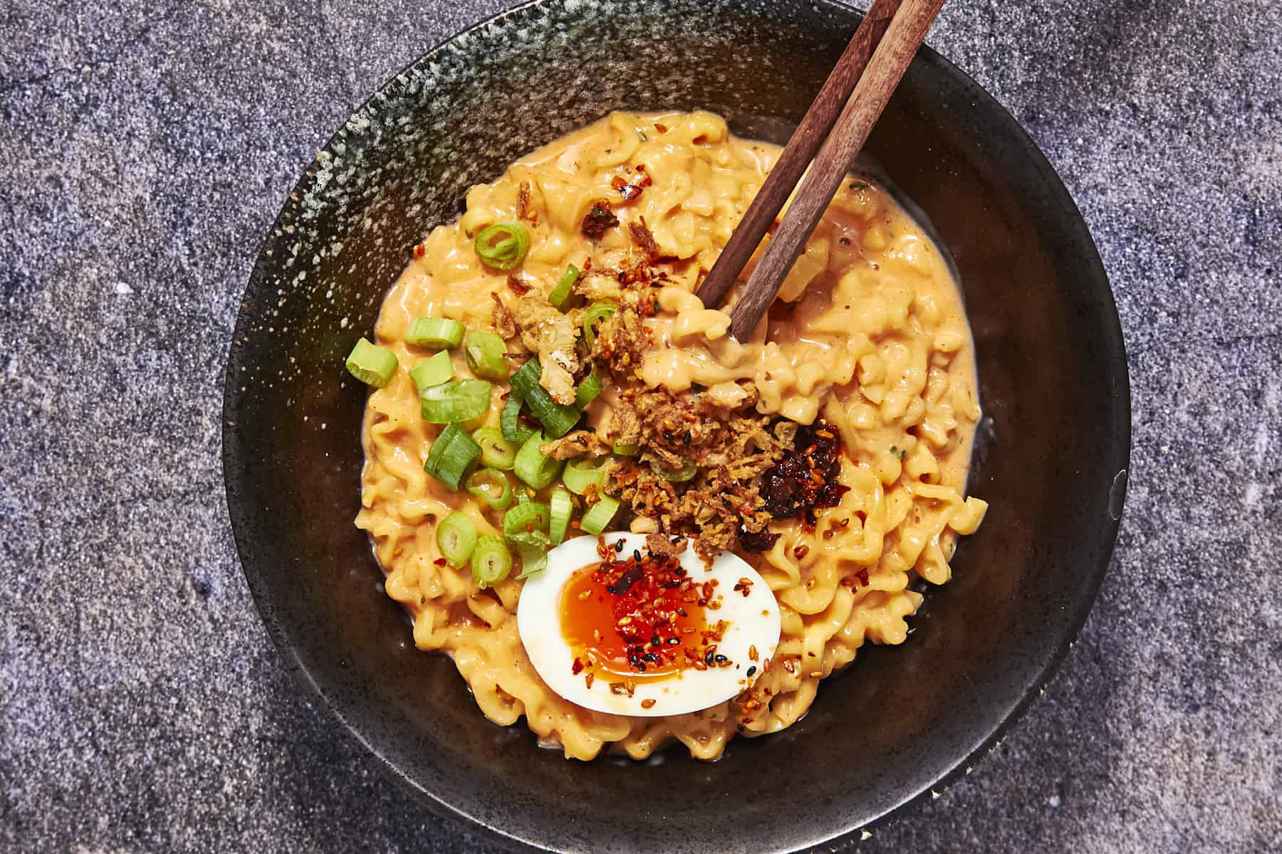 رائج: وصفة Carbonara Buldak Ramen الكريمية والحارة